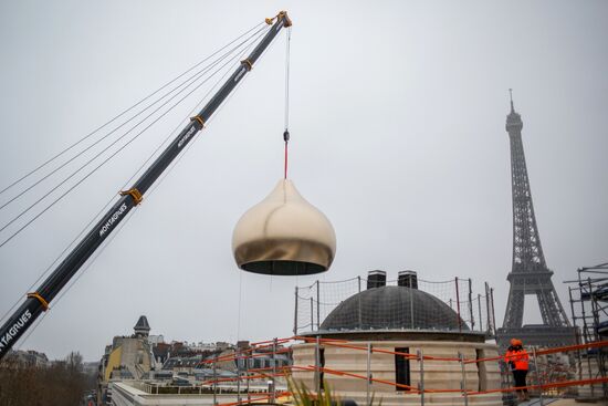 Cetral dome mounted and crosses consecrated at Russian spiritual center in Paris
