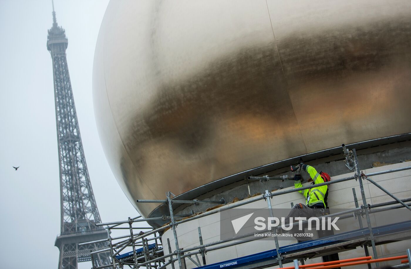 Central dome mounted and crosses consecrated at Russian spiritual center in Paris