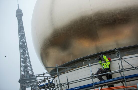Central dome mounted and crosses consecrated at Russian spiritual center in Paris