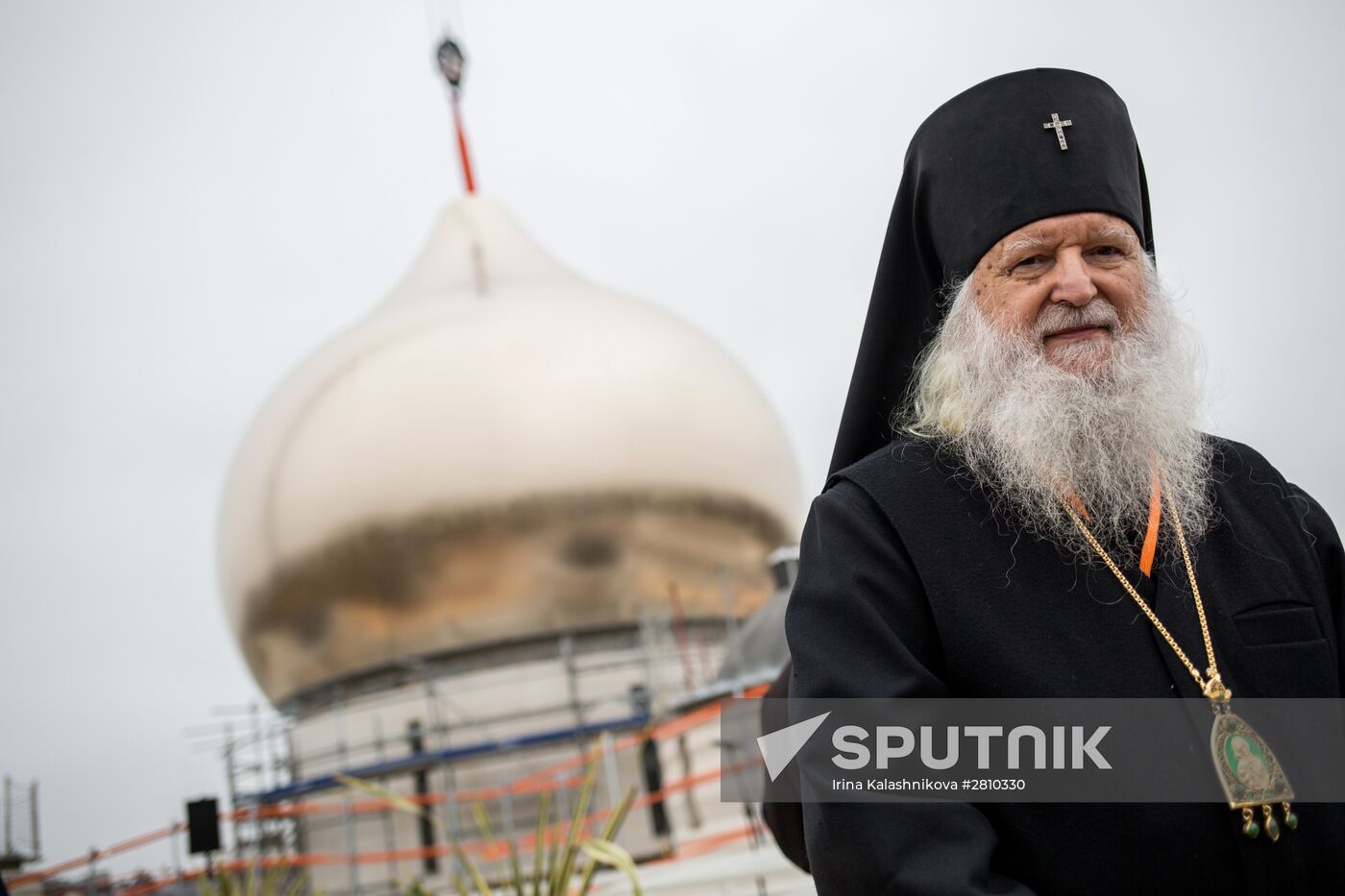 Central dome mounted and crosses consecrated at Russian spiritual center in Paris