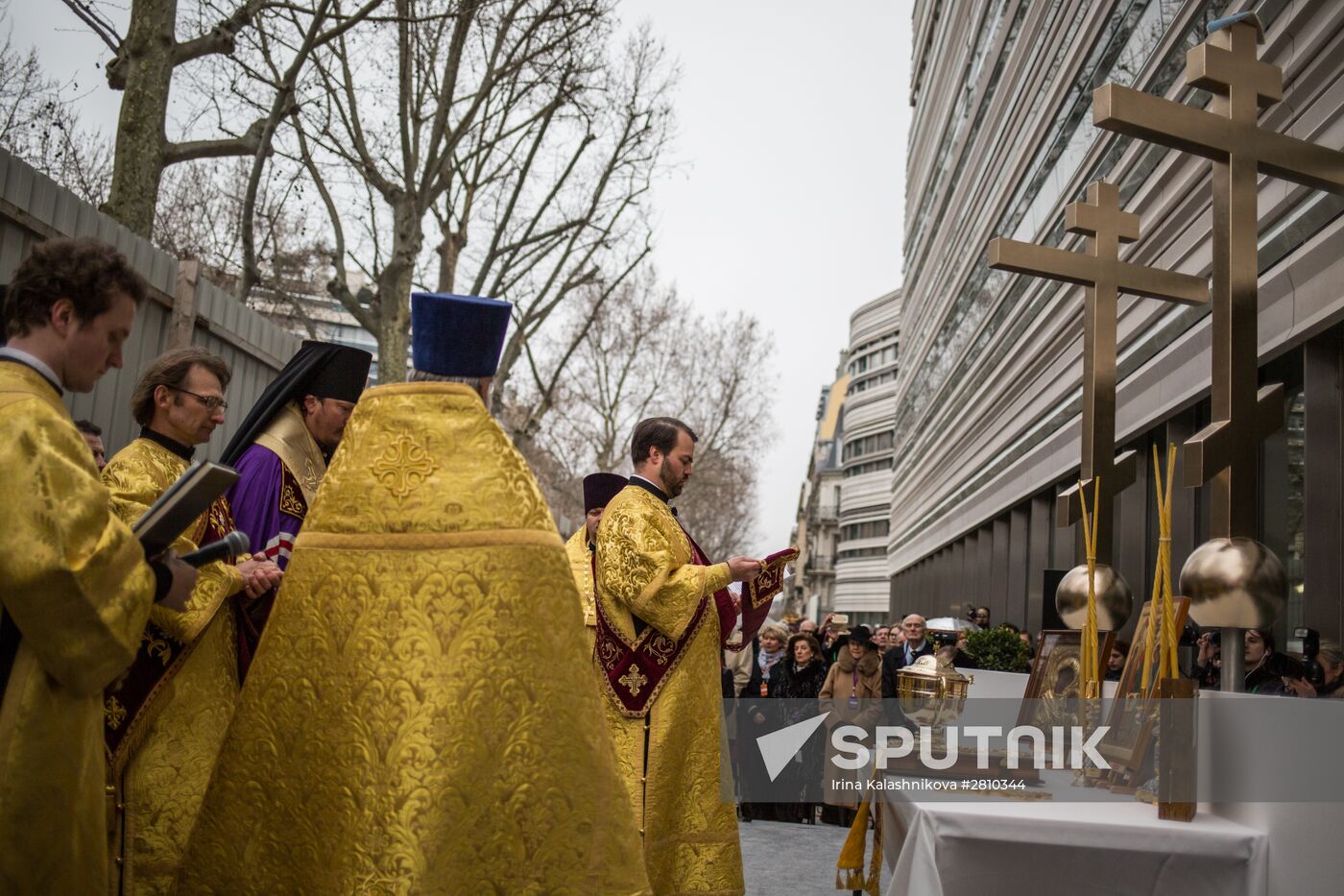 Central dome mounted and crosses consecrated at Russian spiritual center in Paris
