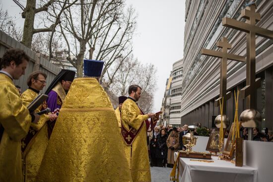 Central dome mounted and crosses consecrated at Russian spiritual center in Paris