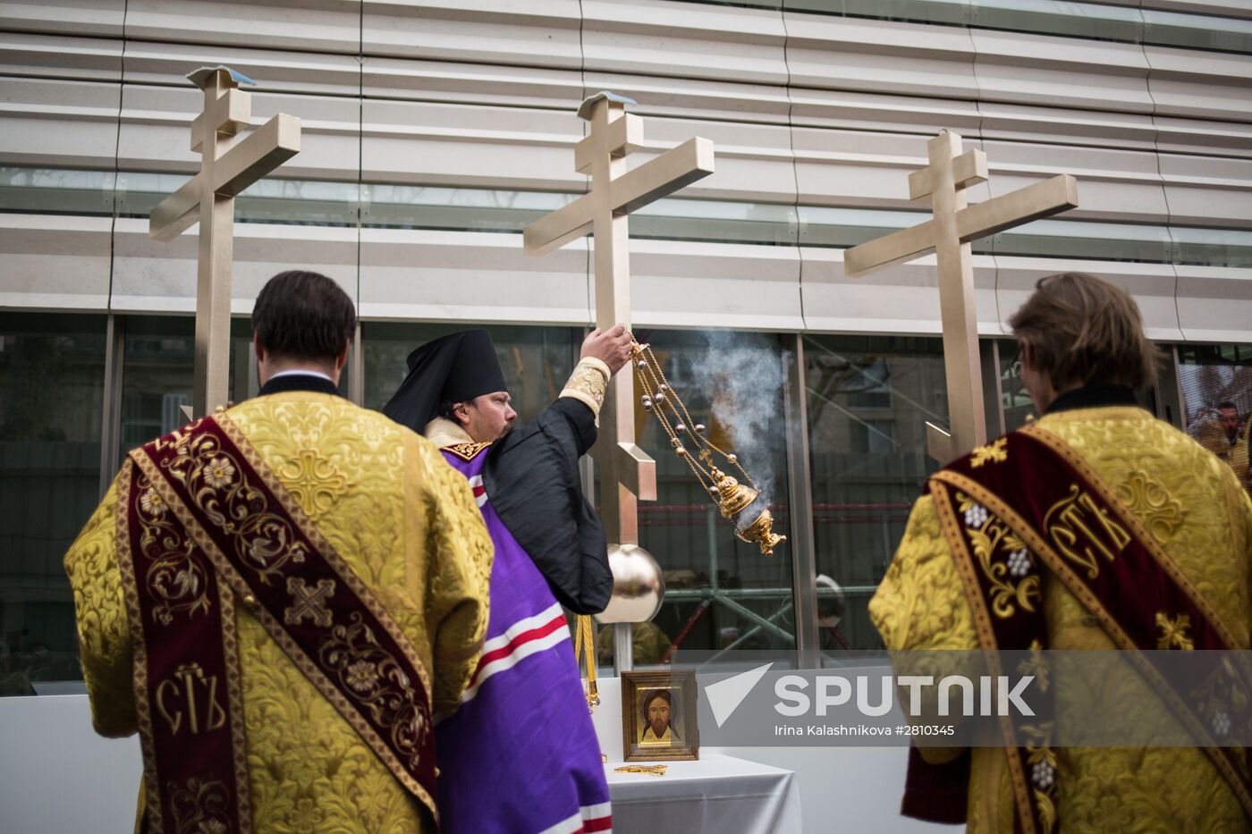 Central dome mounted and crosses consecrated at Russian spiritual center in Paris