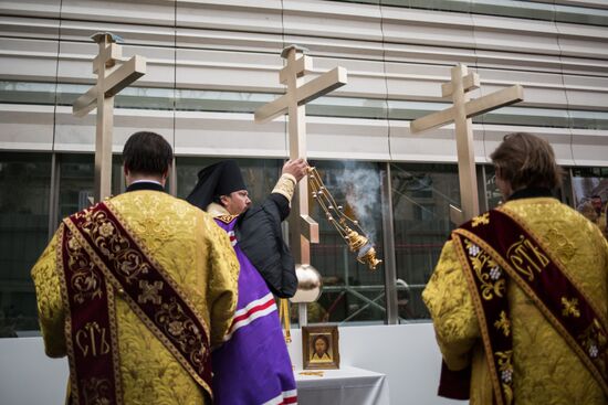 Central dome mounted and crosses consecrated at Russian spiritual center in Paris