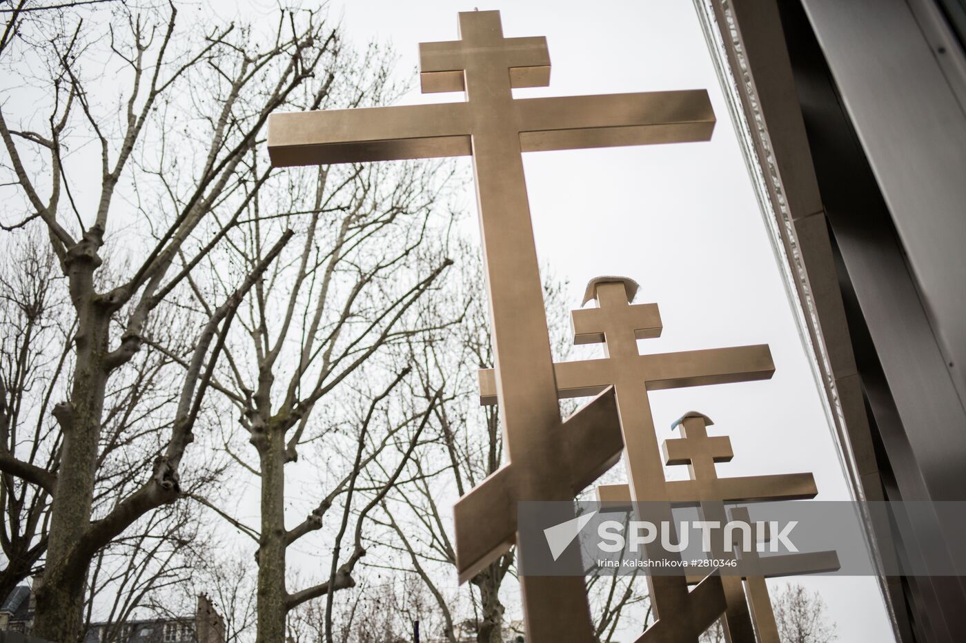 Central dome mounted and crosses consecrated at Russian spiritual center in Paris