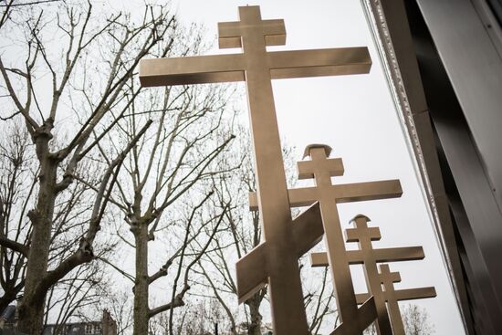 Central dome mounted and crosses consecrated at Russian spiritual center in Paris