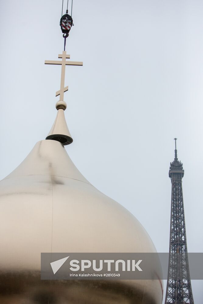Central dome mounted and crosses consecrated at Russian spiritual center in Paris