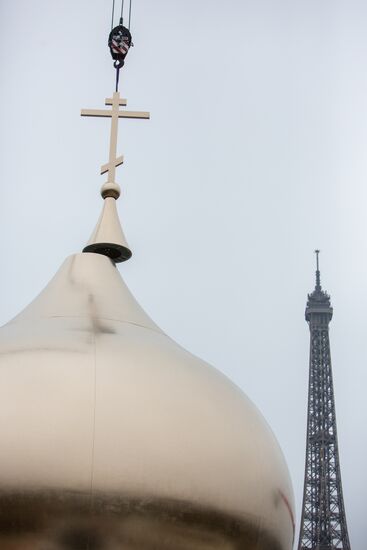 Central dome mounted and crosses consecrated at Russian spiritual center in Paris