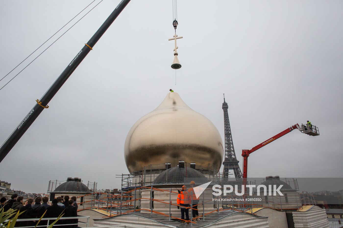 Central dome mounted and crosses consecrated at Russian spiritual center in Paris