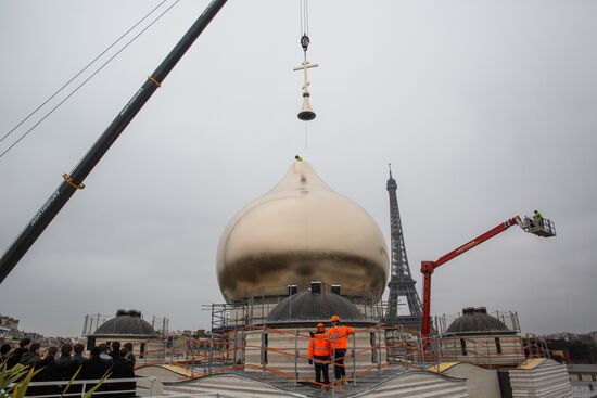 Central dome mounted and crosses consecrated at Russian spiritual center in Paris