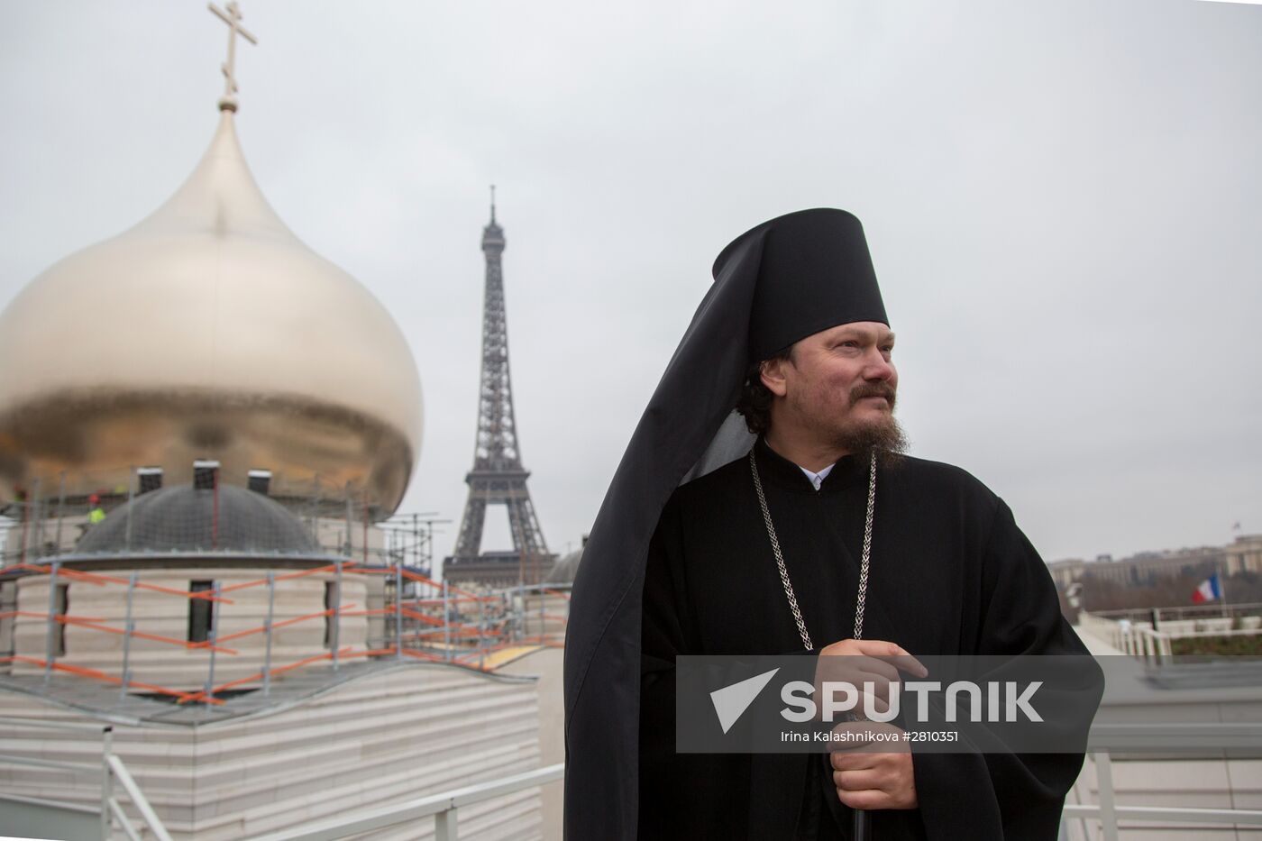 Central dome mounted and crosses consecrated at Russian spiritual center in Paris
