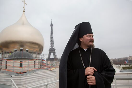 Central dome mounted and crosses consecrated at Russian spiritual center in Paris