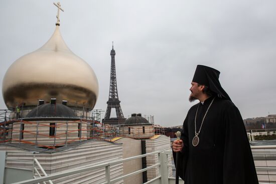 Central dome mounted and crosses consecrated at Russian spiritual center in Paris