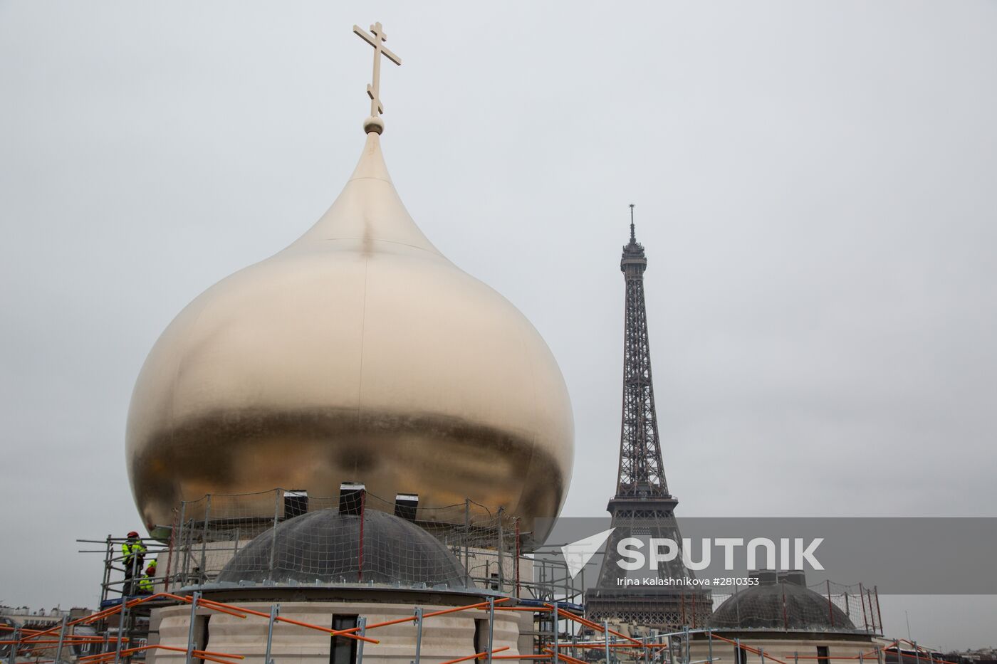 Central dome mounted and crosses consecrated at Russian spiritual center in Paris