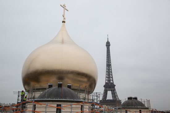 Central dome mounted and crosses consecrated at Russian spiritual center in Paris