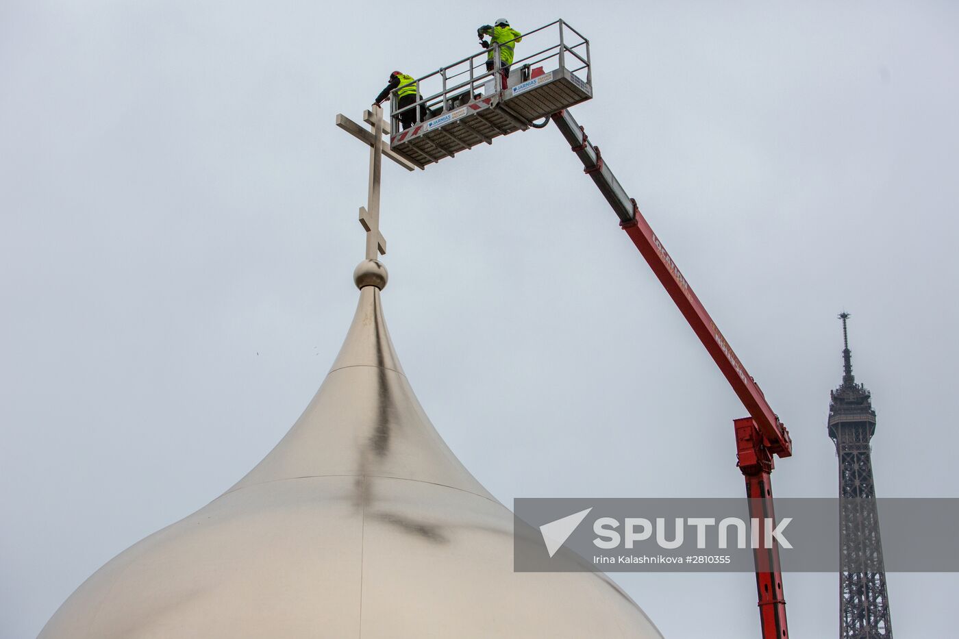 Central dome mounted and crosses consecrated at Russian spiritual center in Paris