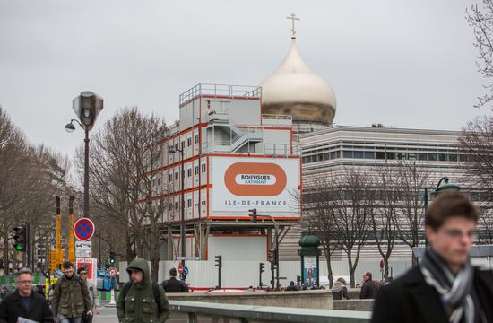 Central dome mounted and crosses consecrated at Russian spiritual center in Paris