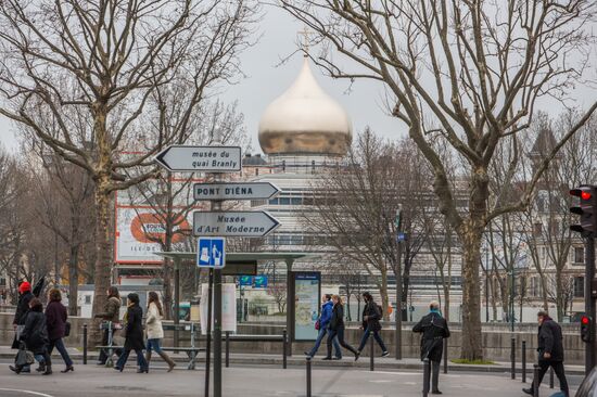 Central dome mounted and crosses consecrated at Russian spiritual center in Paris