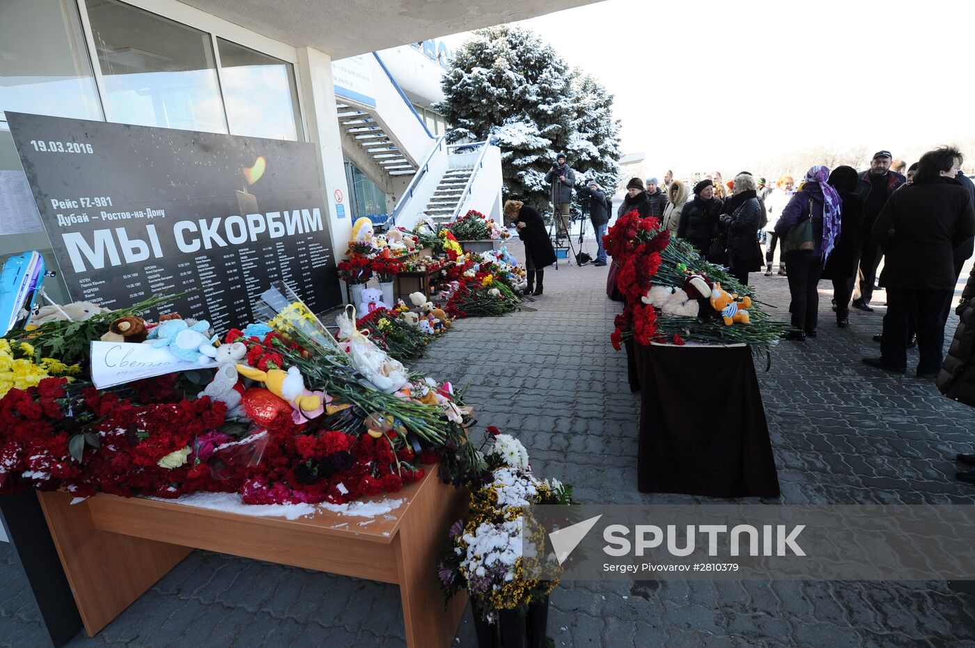 People bring flowers to Rostov-on-Don airport to commemmorate memory of plane crash victims