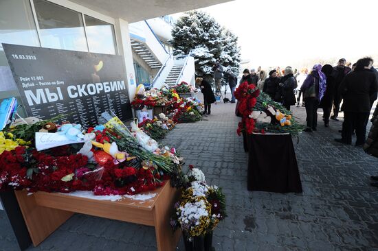 People bring flowers to Rostov-on-Don airport to commemmorate memory of plane crash victims