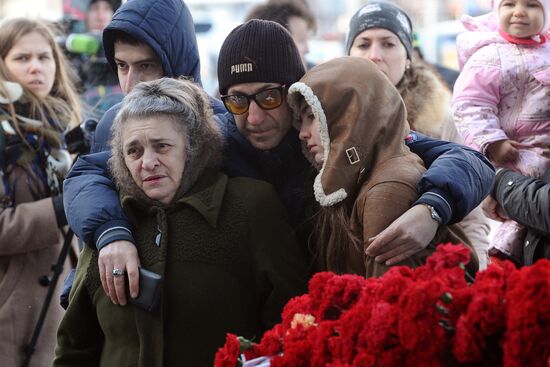 People bring flowers to Rostov-on-Don airport to commemmorate memory of plane crash victims