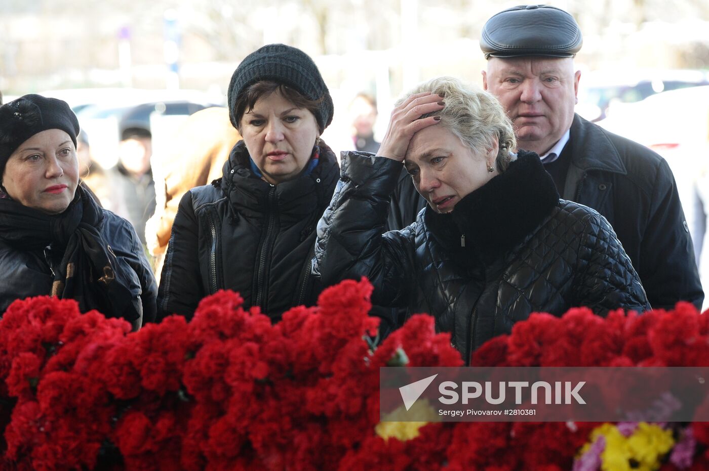 People bring flowers to Rostov-on-Don airport to commemmorate memory of plane crash victims