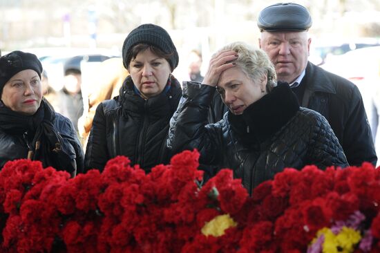People bring flowers to Rostov-on-Don airport to commemmorate memory of plane crash victims