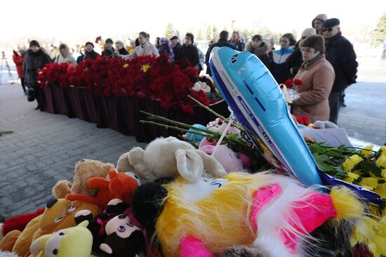 People bring flowers to Rostov-on-Don airport to commemmorate memory of plane crash victims