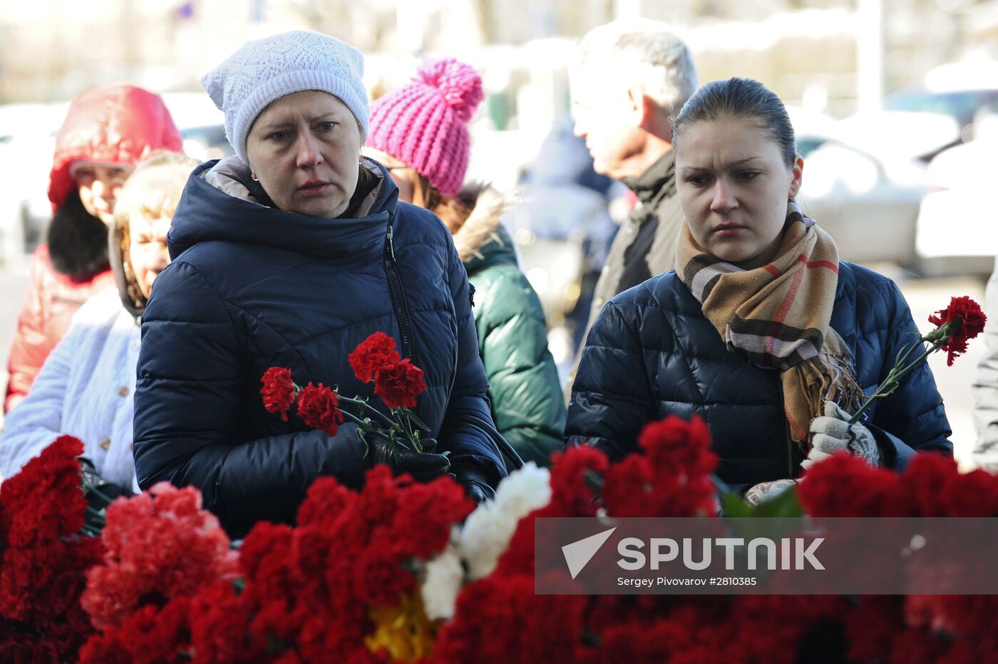 People bring flowers to Rostov-on-Don airport to commemmorate memory of plane crash victims