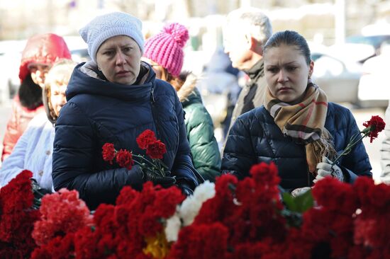 People bring flowers to Rostov-on-Don airport to commemmorate memory of plane crash victims