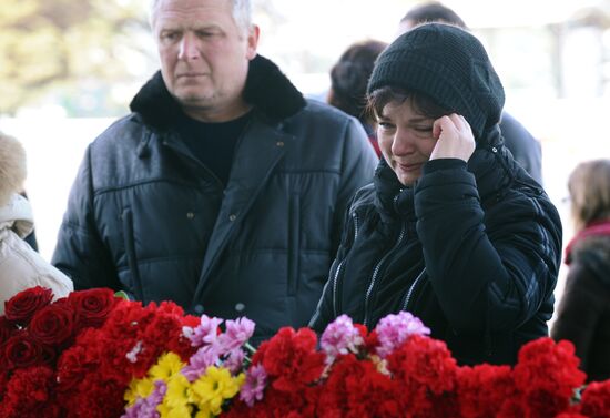 People bring flowers to Rostov-on-Don airport to commemmorate memory of plane crash victims