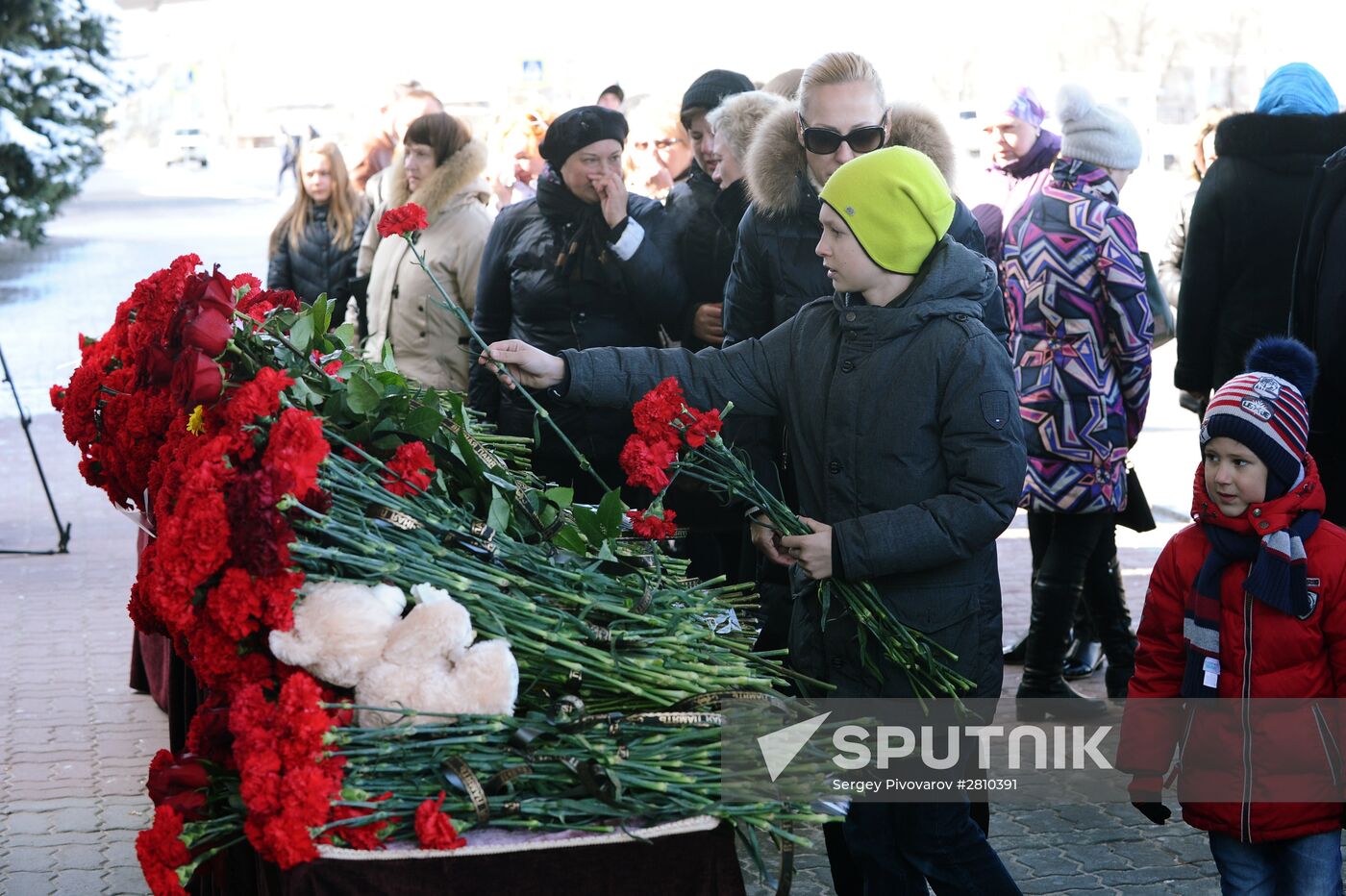 People bring flowers to Rostov-on-Don airport to commemmorate memory of plane crash victims