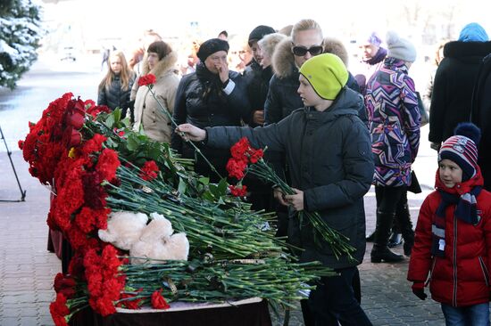 People bring flowers to Rostov-on-Don airport to commemmorate memory of plane crash victims
