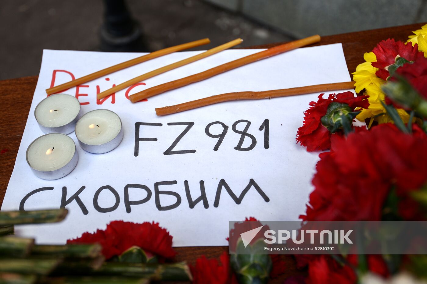 Boeing 737-800 crash victims commemorated outside Moscow's office of Rostov Region delegation