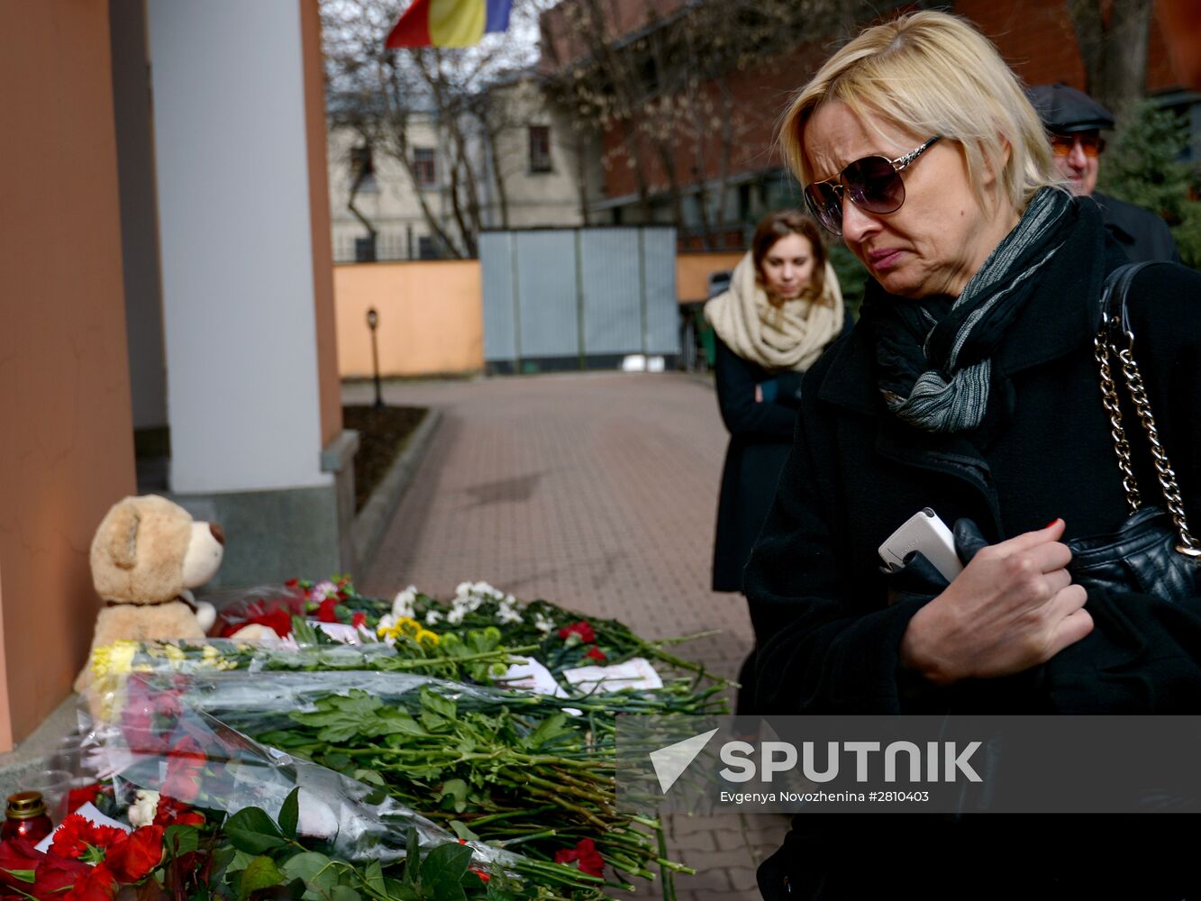 Boeing 737-800 crash victims commemorated outside Moscow's office of Rostov Region delegation