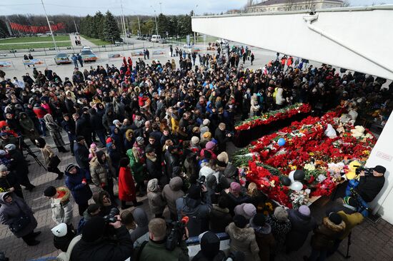 People bring flowers to Rostov-on-Don airport to mourn jet crash victims