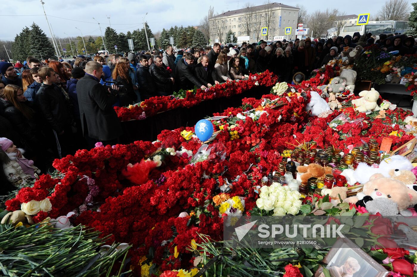 People bring flowers to Rostov-on-Don airport to mourn jet crash victims