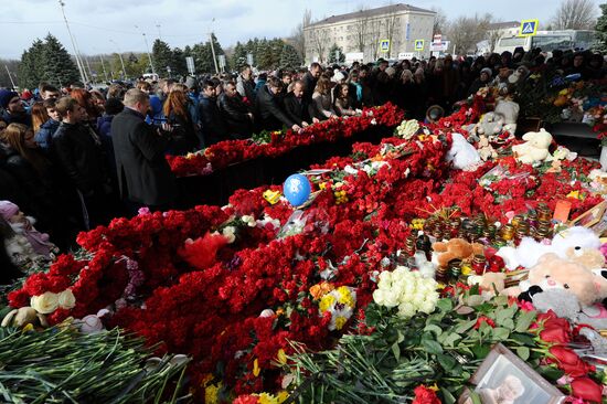 People bring flowers to Rostov-on-Don airport to mourn jet crash victims
