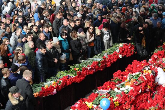 People bring flowers to Rostov-on-Don airport to mourn jet crash victims