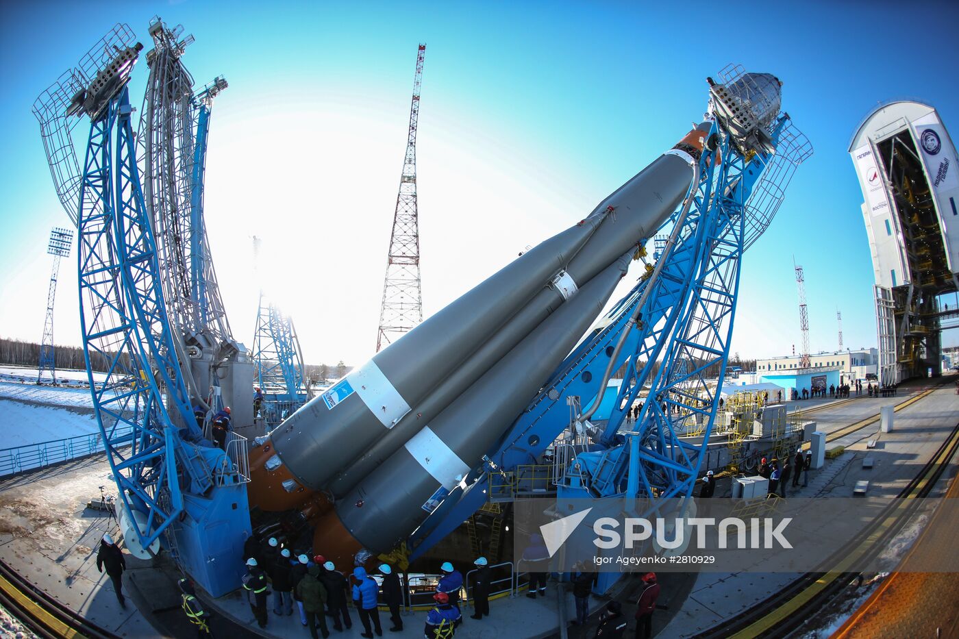 Soyuz-2.1a's fuel-void moving to pad at Vostochny space center