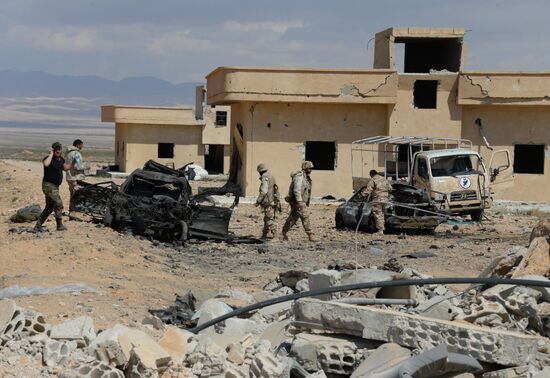 Syrian army and militia units at approaches to Palmyra