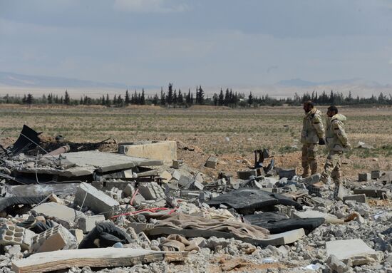 Syrian army and militia units at approaches to Palmyra