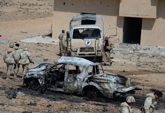 Syrian army and militia units at approaches to Palmyra