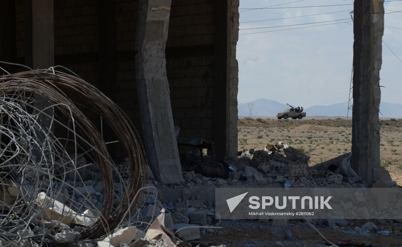 Syrian army and militia units at approaches to Palmyra