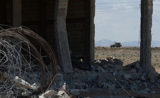 Syrian army and militia units at approaches to Palmyra
