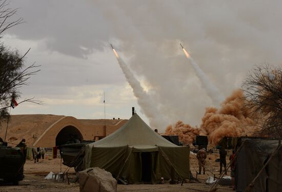 Syrian army and militia units at approaches to Palmyra