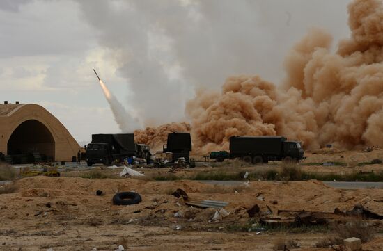 Syrian army and militia units at approaches to Palmyra