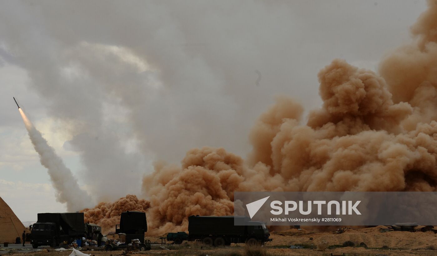 Syrian army and militia units at approaches to Palmyra