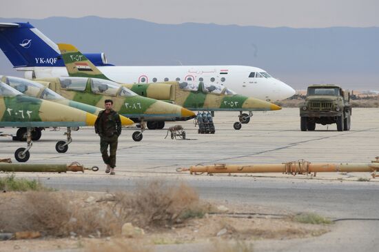 Syrian army and militia units at approaches to Palmyra