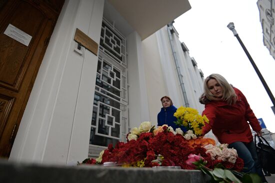 Memorial event outside Belgian Embassy in Moscow after explosions in Brussels